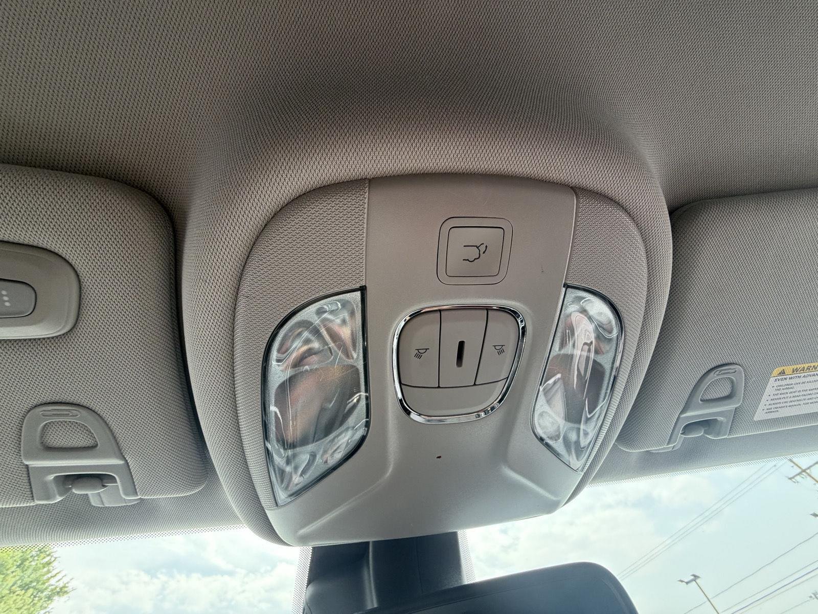 Used 2022 Diamond Black Crystal Pearlcoat Jeep Latitude image 20