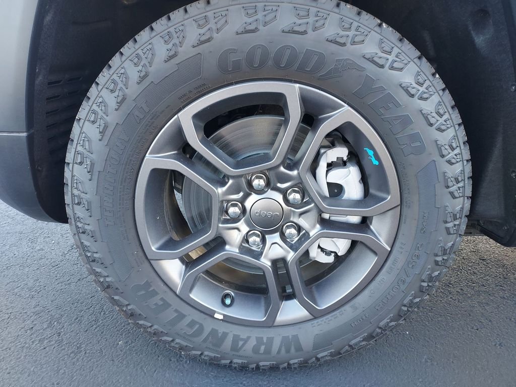 New 2024 Diamond Black Crystal Pearl-Coat Exterior Paint Jeep Trailhawk 4xe image 17