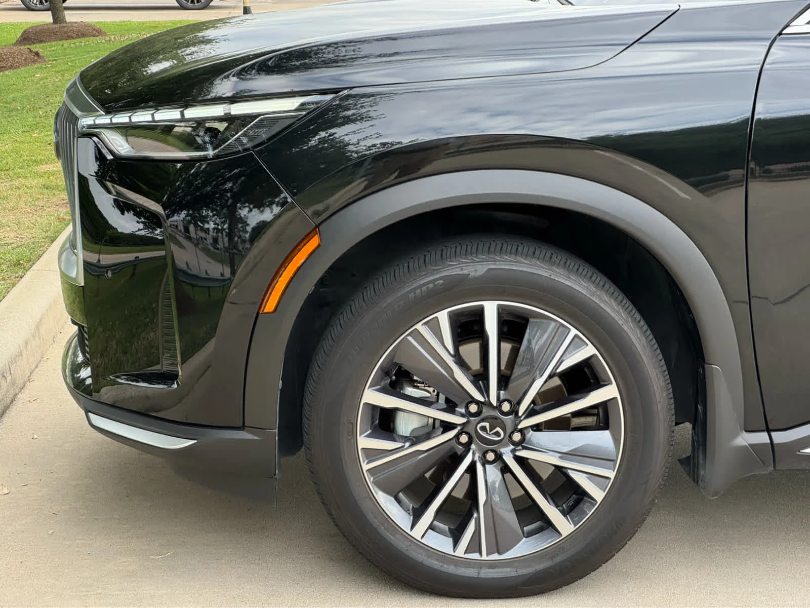Certified Used 2026 Mineral Black INFINITI LUXE image 10