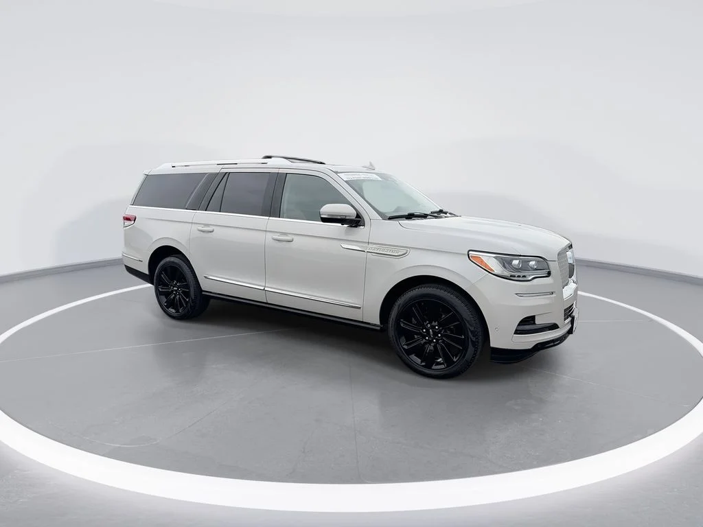 Used 2024 White Lincoln Reserve image 2