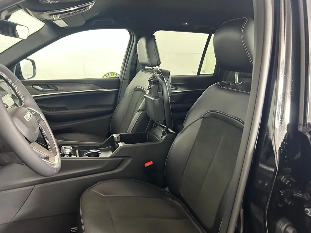 New 2026 Diamond Black Crystal Pearl-Coat Exterior Paint Jeep Altitude image 10