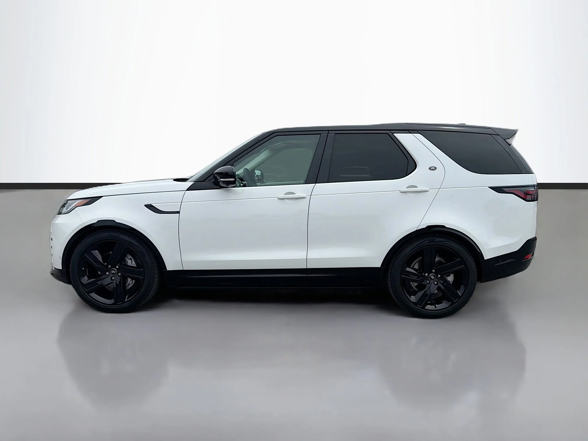 Certified Used 2025 Fuji White Land Rover Dynamic SE image 2