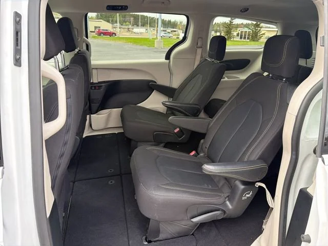 Used 2023 White Chrysler LX image 27