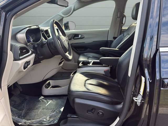 Used 2024 Black Chrysler Select image 21