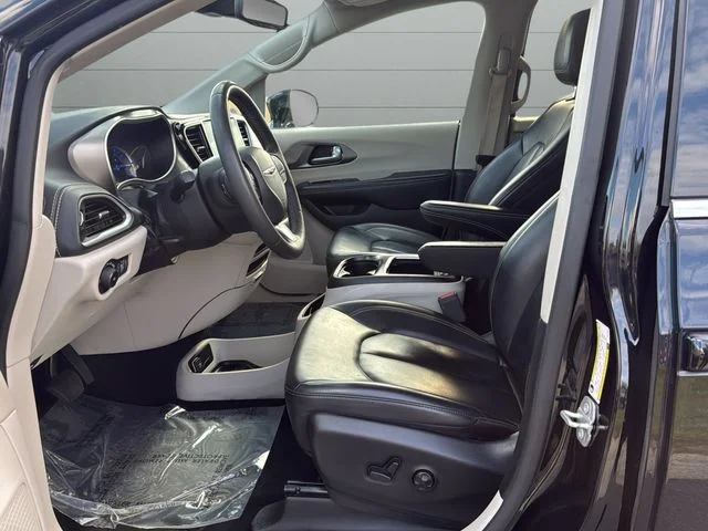 Used 2024 Black Chrysler Select image 21