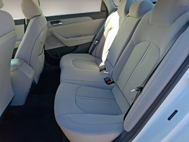 Used 2018 White Hyundai SE image 10