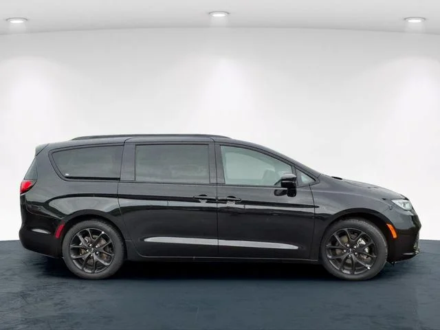 Used 2025 Black Chrysler Limited image 7