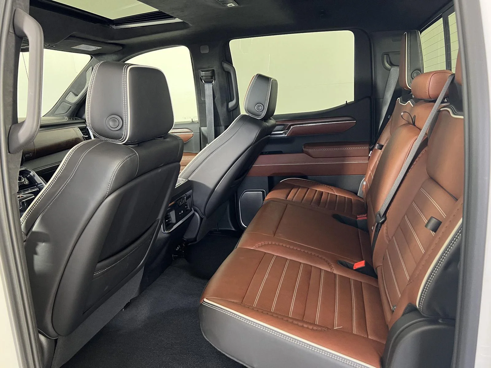 Used 2024 White Frost Tricoat GMC Denali Ultimate image 28