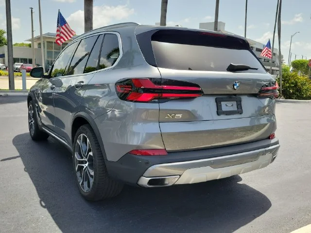 Used 2024 Gray BMW sDrive40i image 6