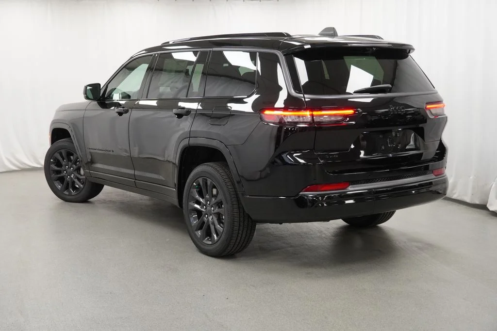 New 2026 Diamond Black Crystal Pearl-Coat Exterior Paint Jeep Limited image 13
