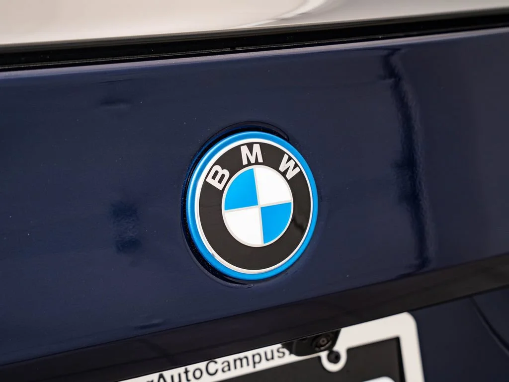 New 2027 Tanzanite Blue II Metallic BMW 550e xDrive image 16