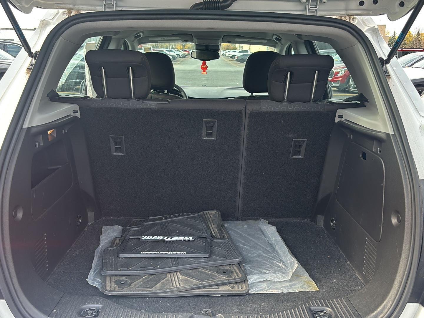 Used 2020 Wh Chevrolet  image 18