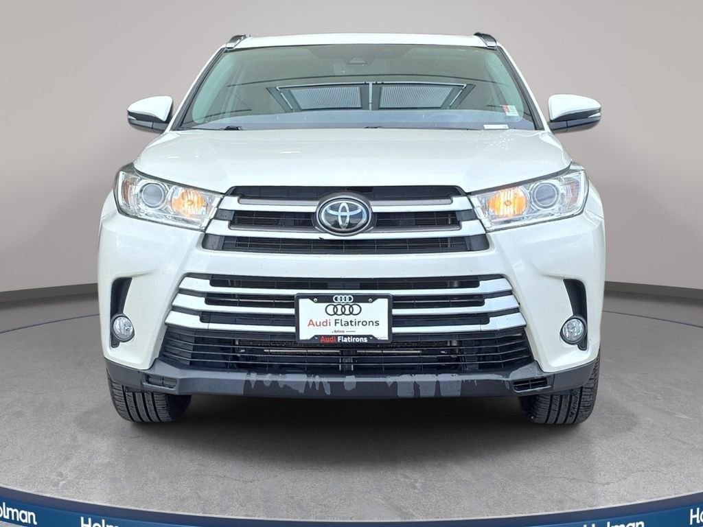 Used 2019 White Toyota XLE image 3