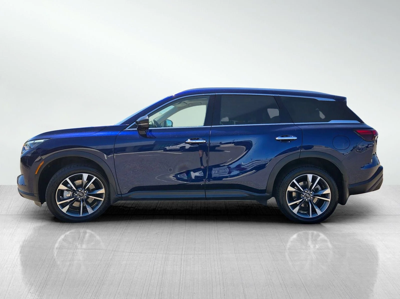 Used 2023 Grand Blue INFINITI LUXE image 10