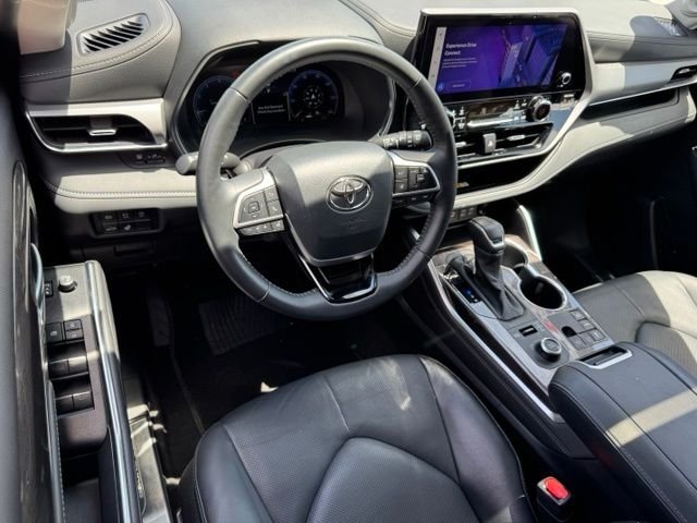 Used 2025  Toyota Platinum image 28
