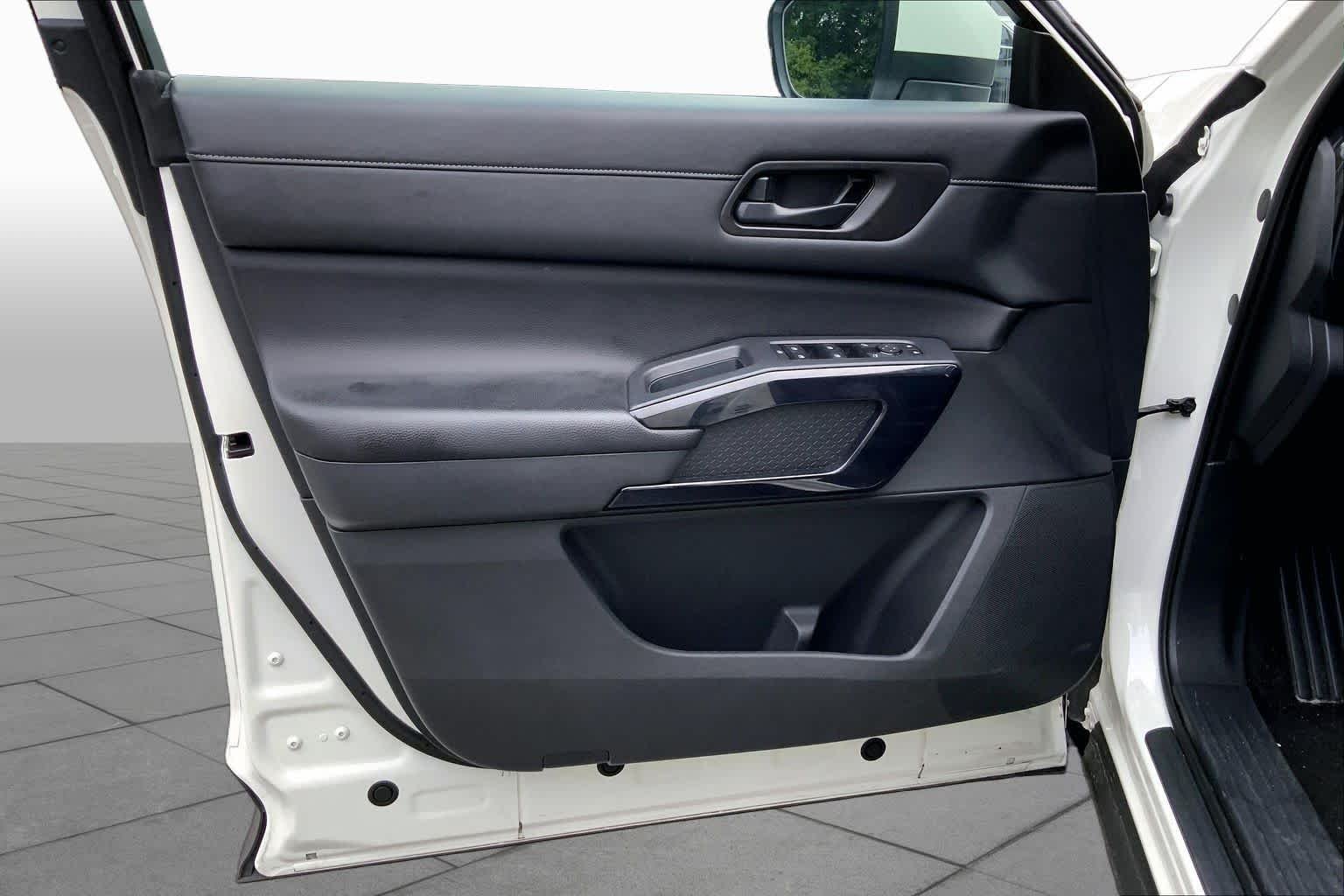 Used 2025 Glacier White Nissan SV image 18