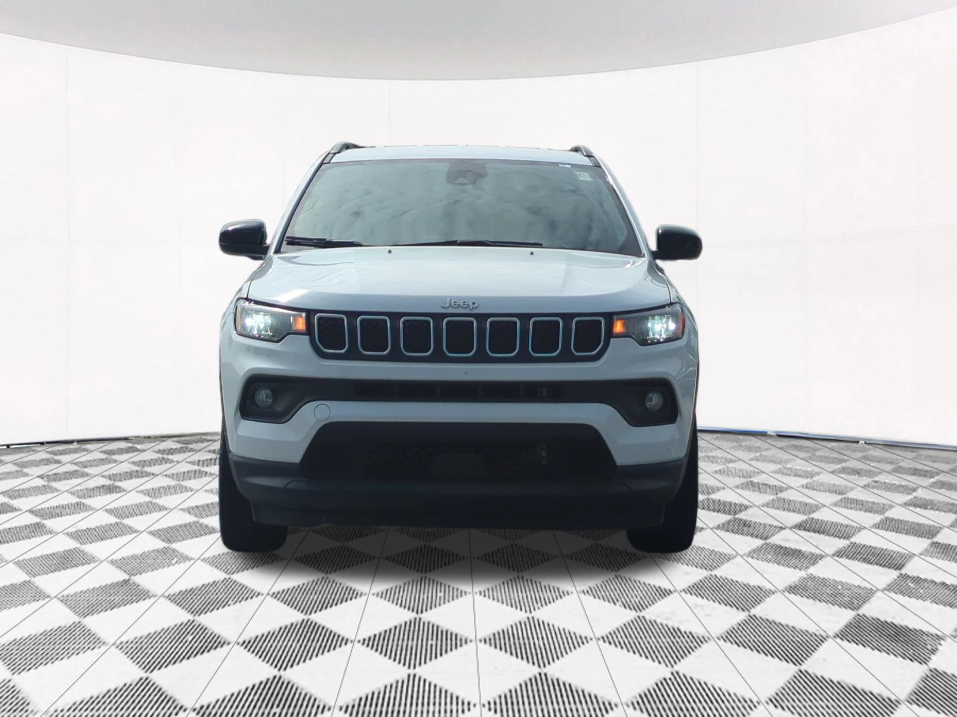 Used 2024  Jeep Latitude image 25