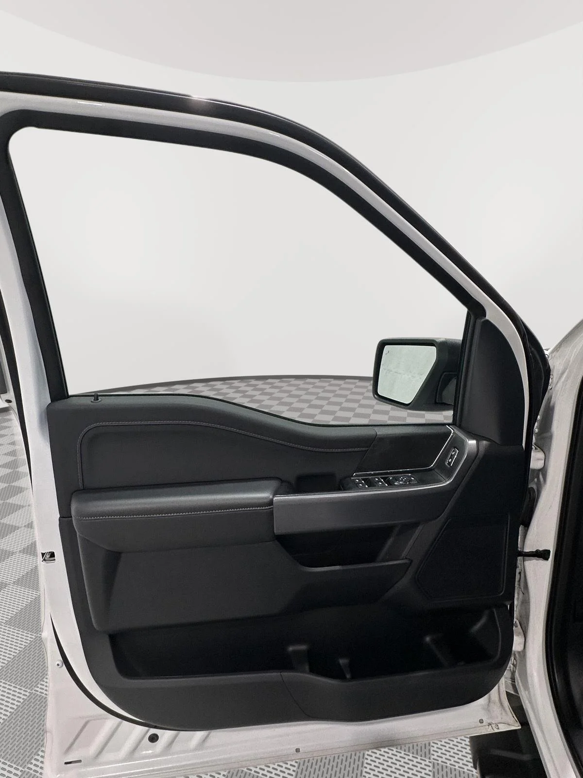 Used 2025 Oxford White Ford XLT image 16