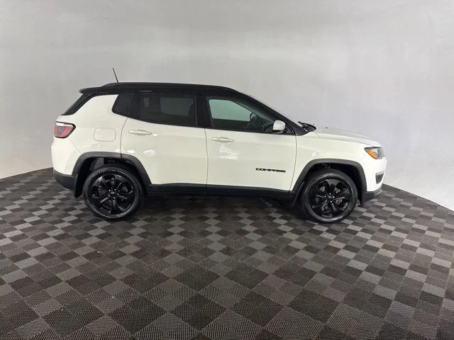 Used 2018 White Jeep Latitude image 4