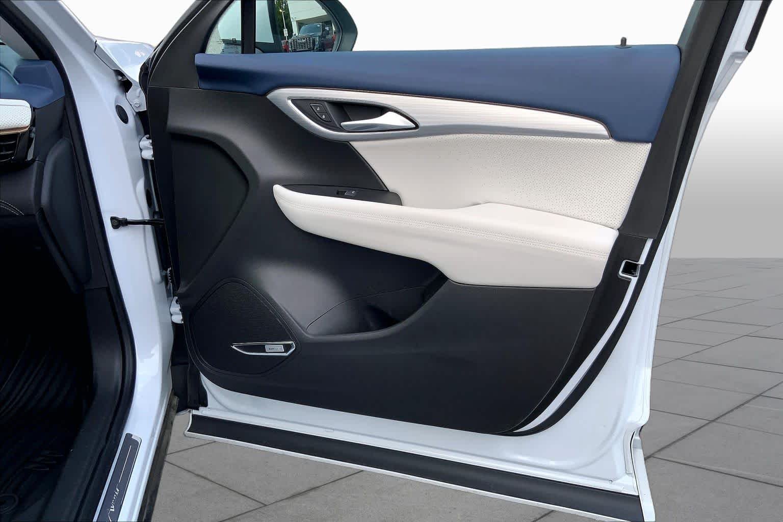 Used 2026 Iridescent White Tricoat Buick Avenir image 20