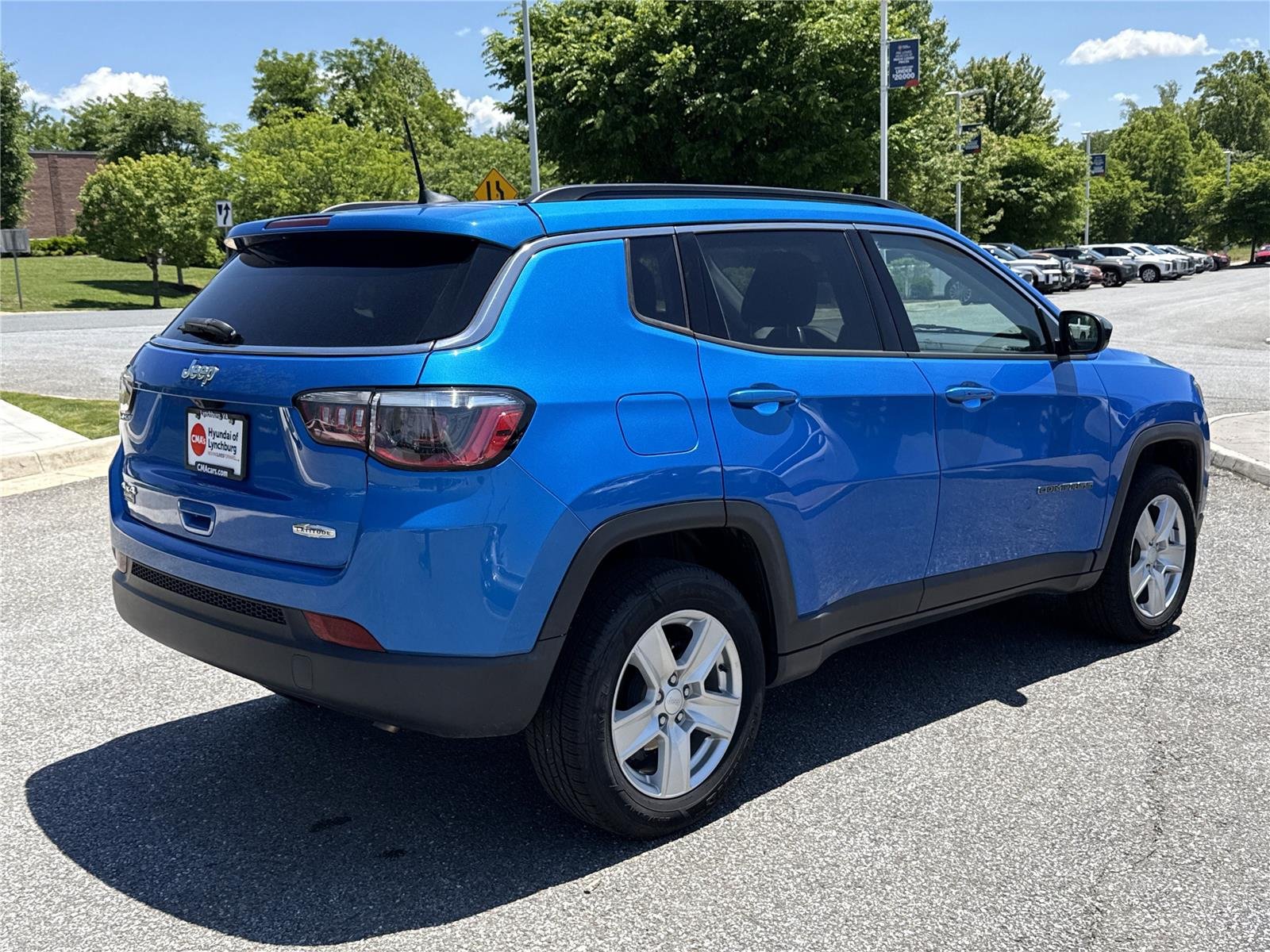 Used 2022 Laser Blue Pearlcoat Jeep Latitude image 4