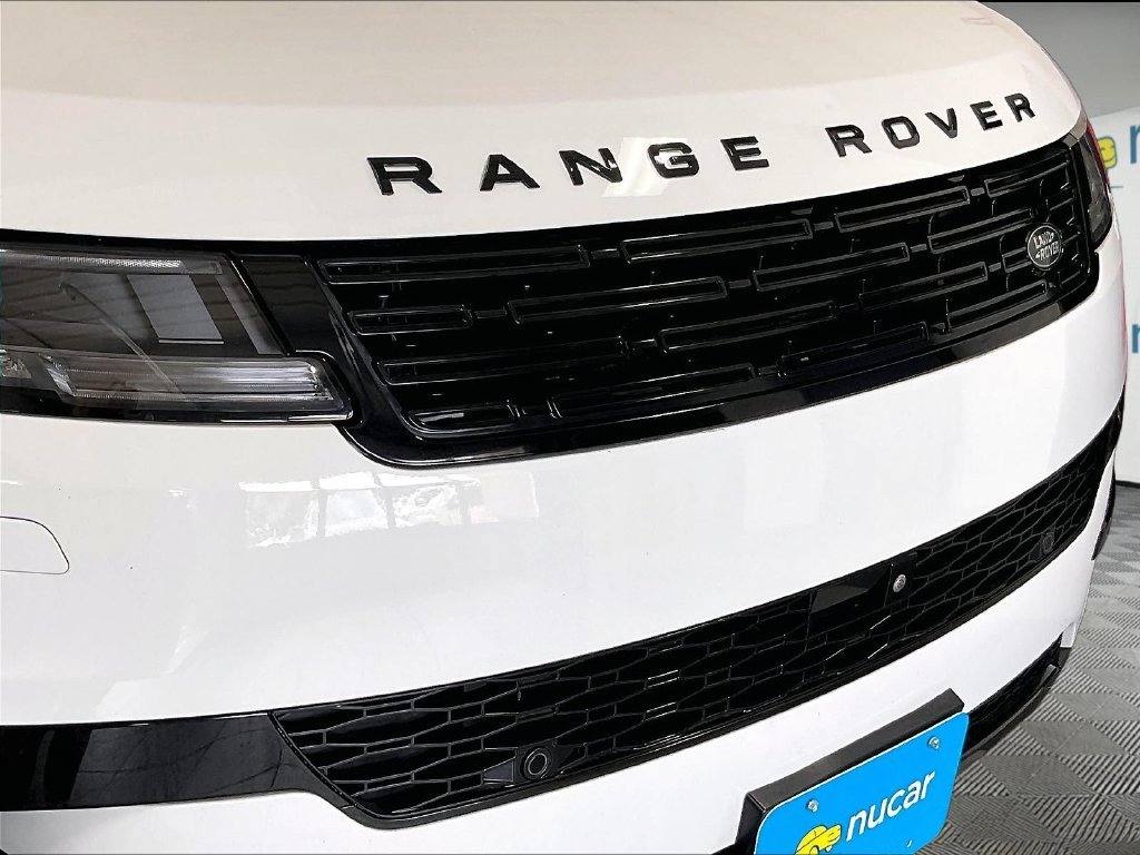 Used 2025 White Land Rover SE image 31
