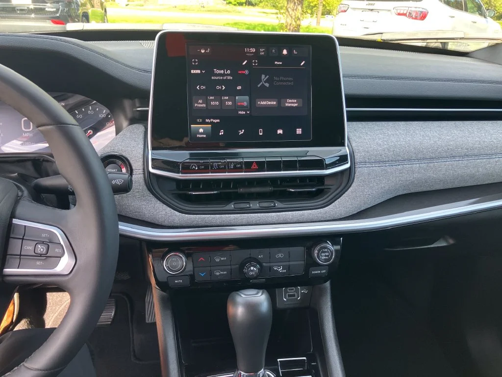Used 2025 White Jeep Latitude image 21