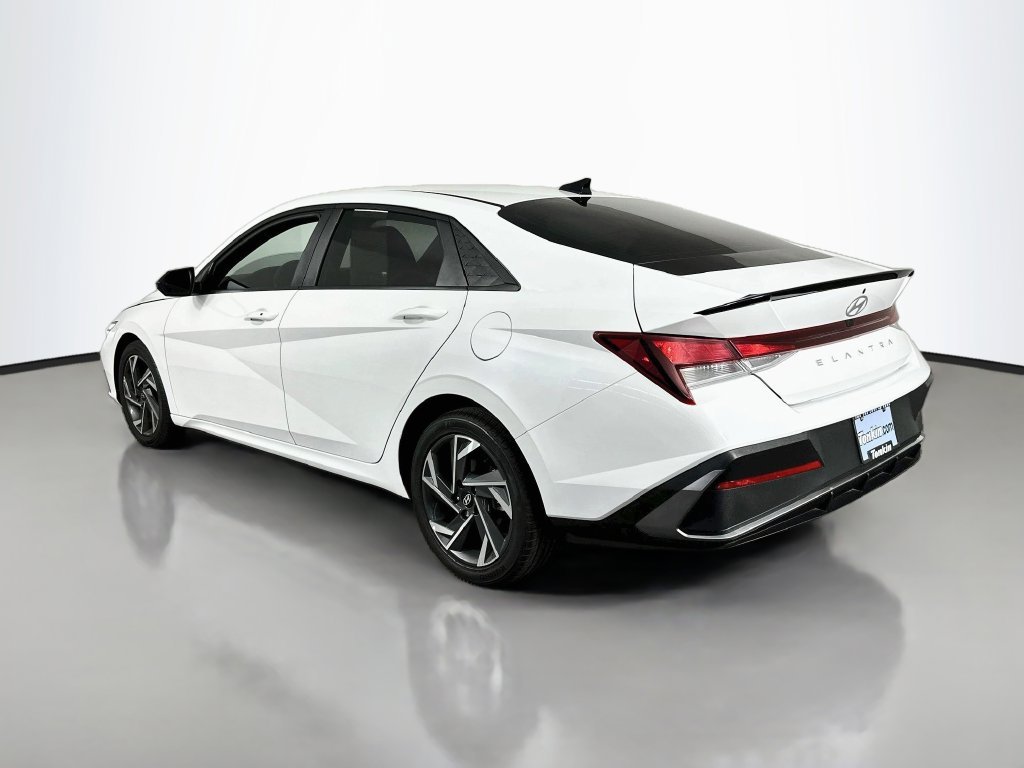 Used 2025 White Hyundai SEL Sport image 6