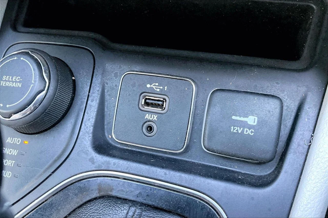 Used 2022 Blue Jeep Limited image 18