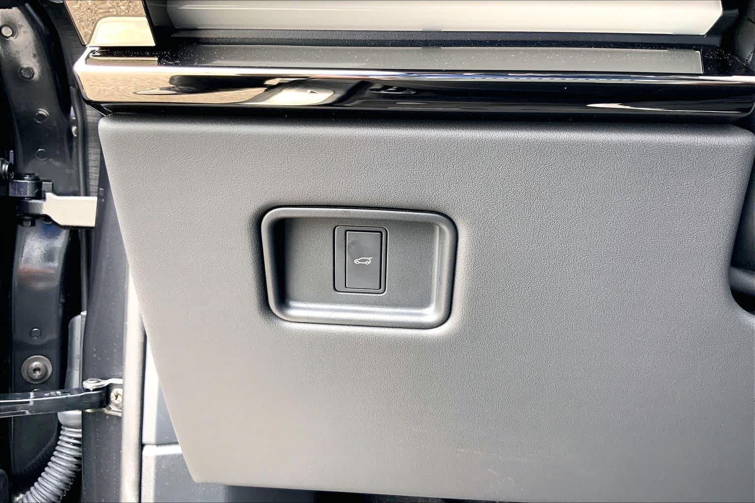 Used 2026 Carpathian Grey Premium Metallic Land Rover SE image 33