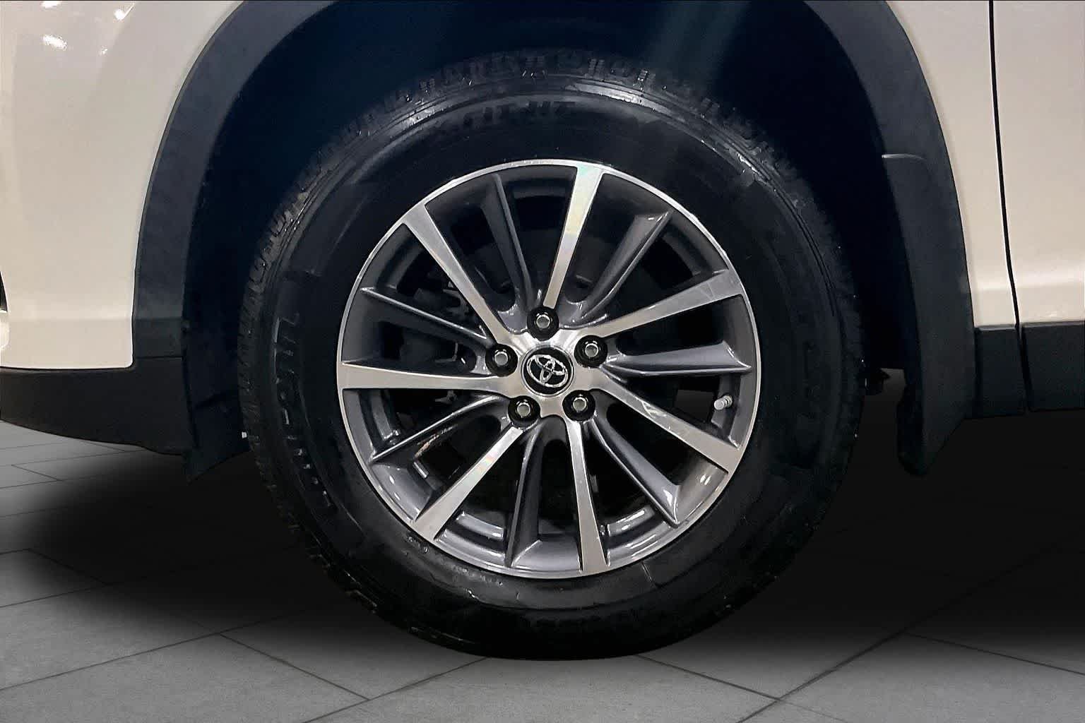 Used 2019 Blizzard Pearl Toyota XLE image 11