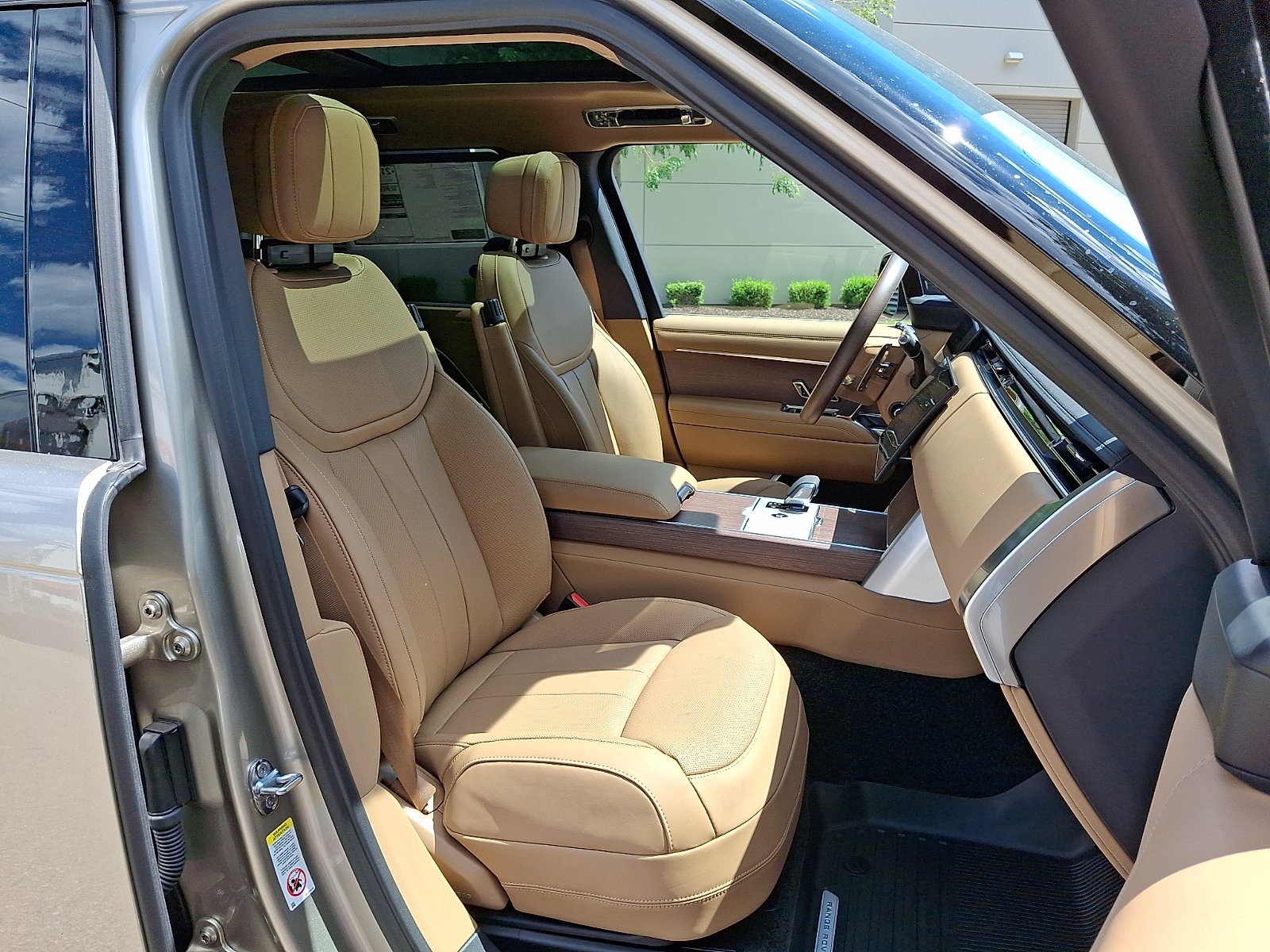New 2026 Batumi Gold Land Rover P400 SE 7 Seat image 3