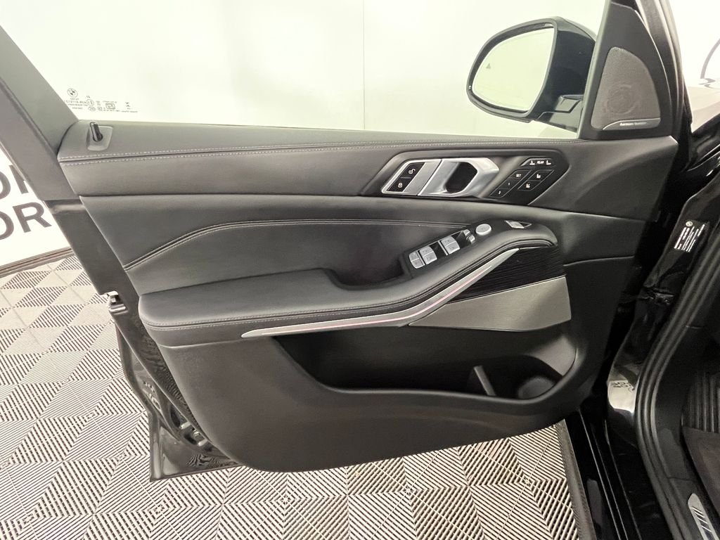Used 2025 Black BMW xDrive40i image 29