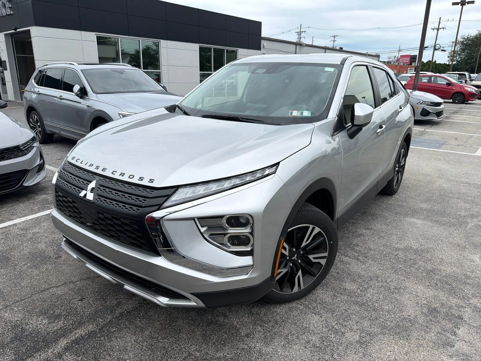Used 2024 Silver Mitsubishi SE image 1