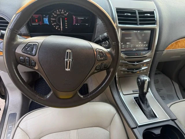 Used 2012 Gray Lincoln Base image 13