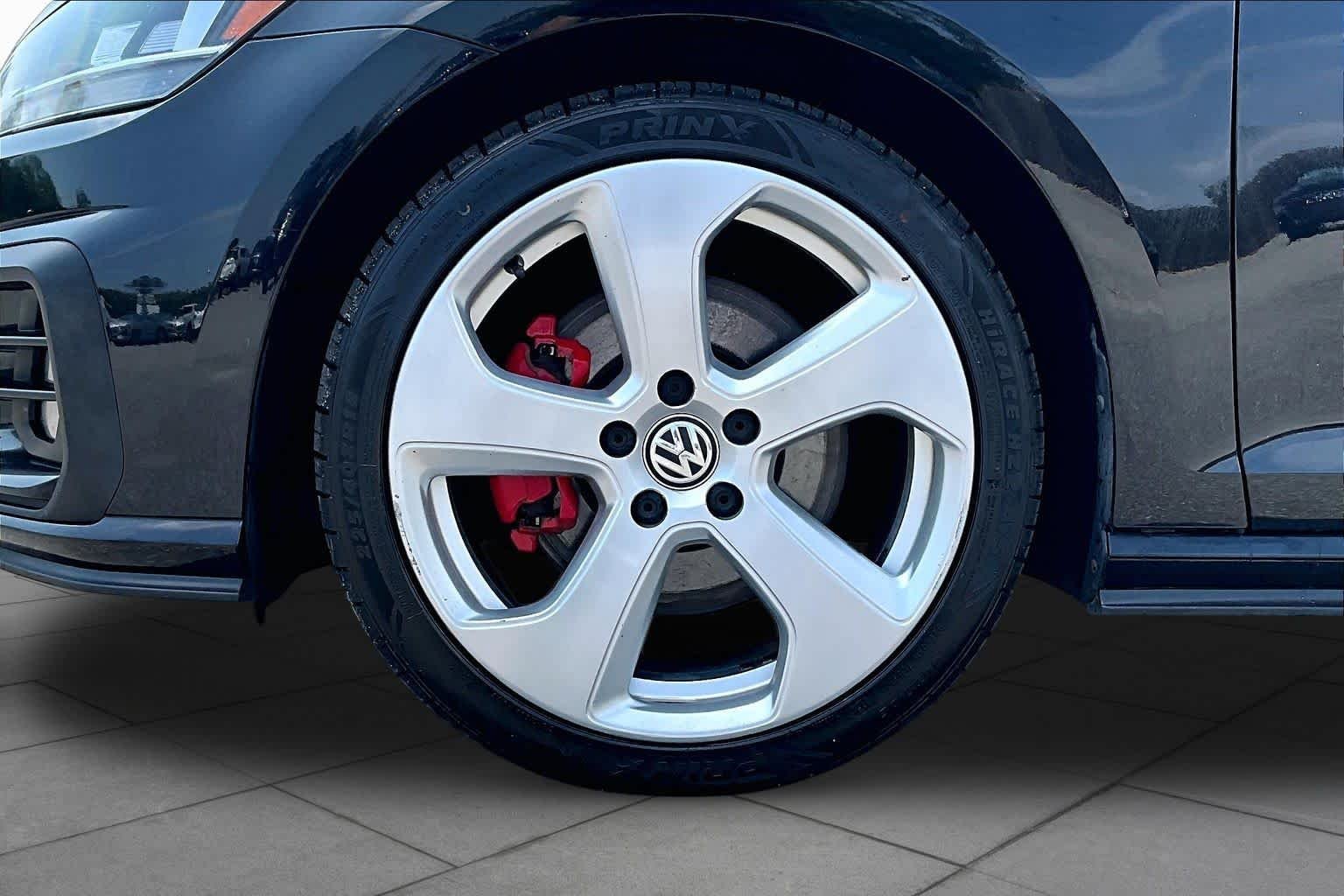 Used 2018 Deep Black Pearl Metallic Volkswagen S image 11