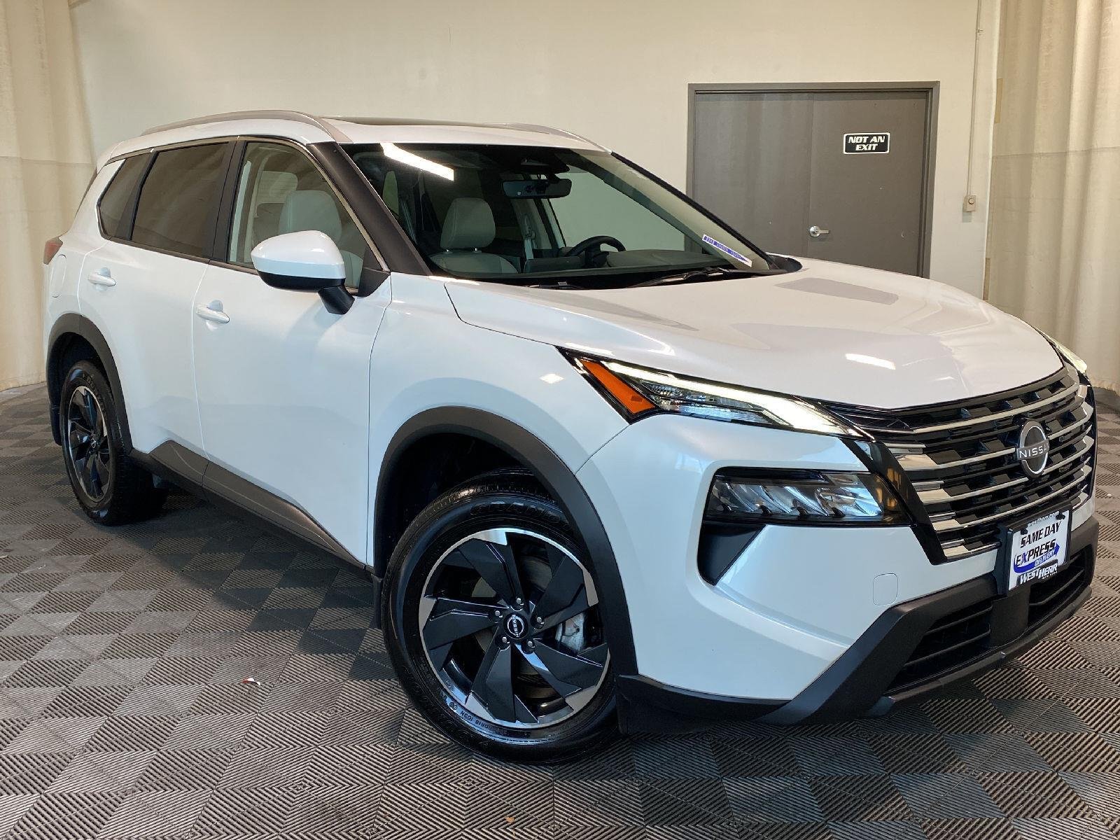 Used 2026 Everest White Pearl Tricoat Nissan SV image 1