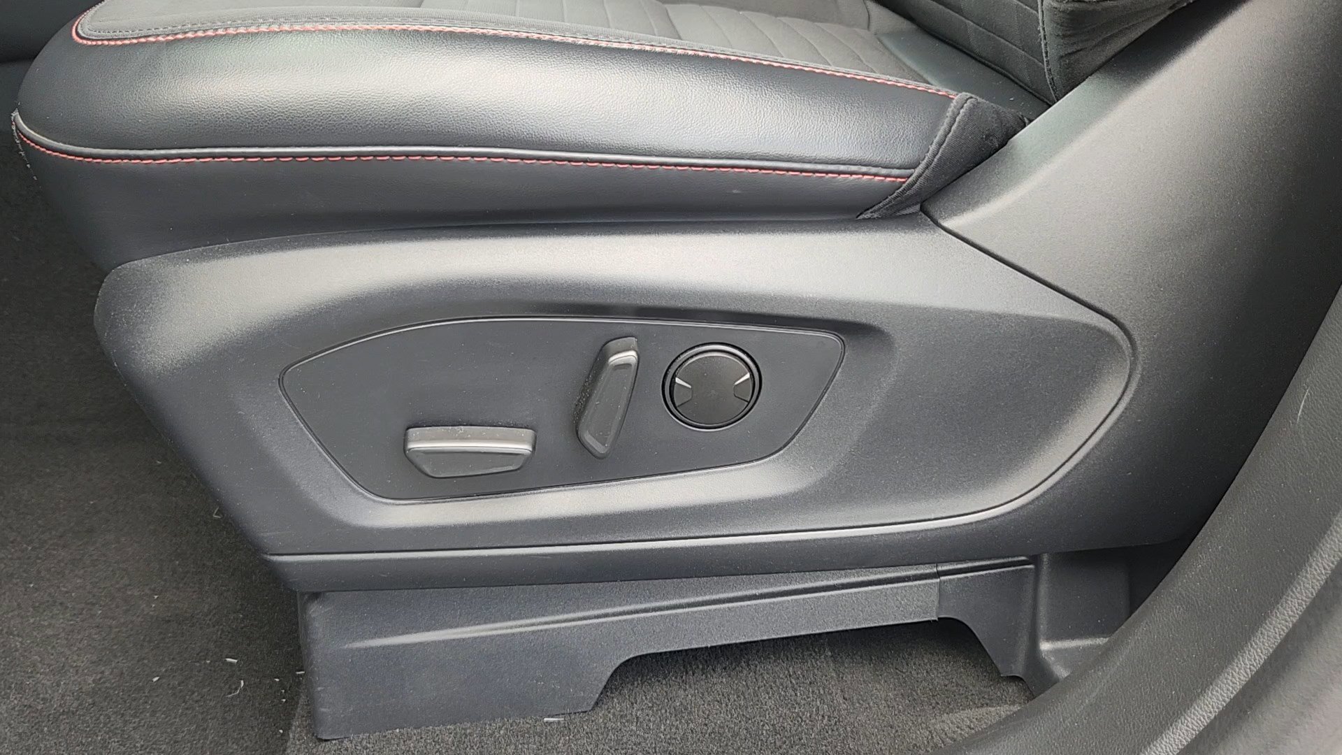 Used 2025 Star White Metallic Tri-Coat Ford ST-Line image 8
