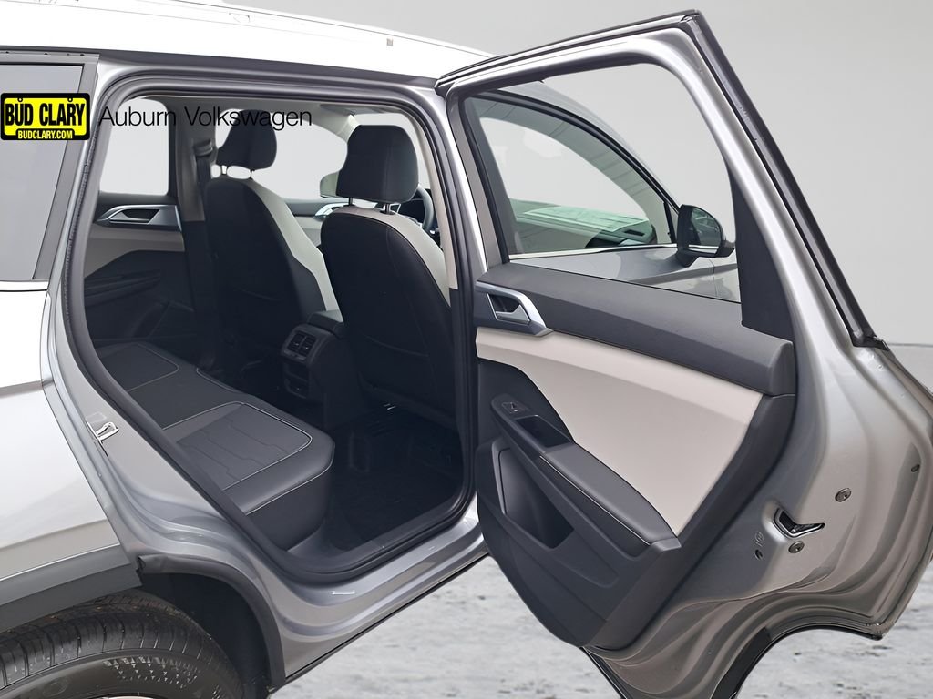 2025 Volkswagen Taos SE - Photo 16