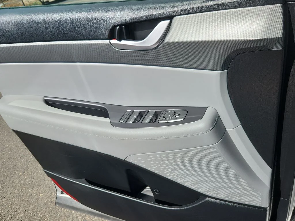 Used 2025 Silver Hyundai SEL image 9