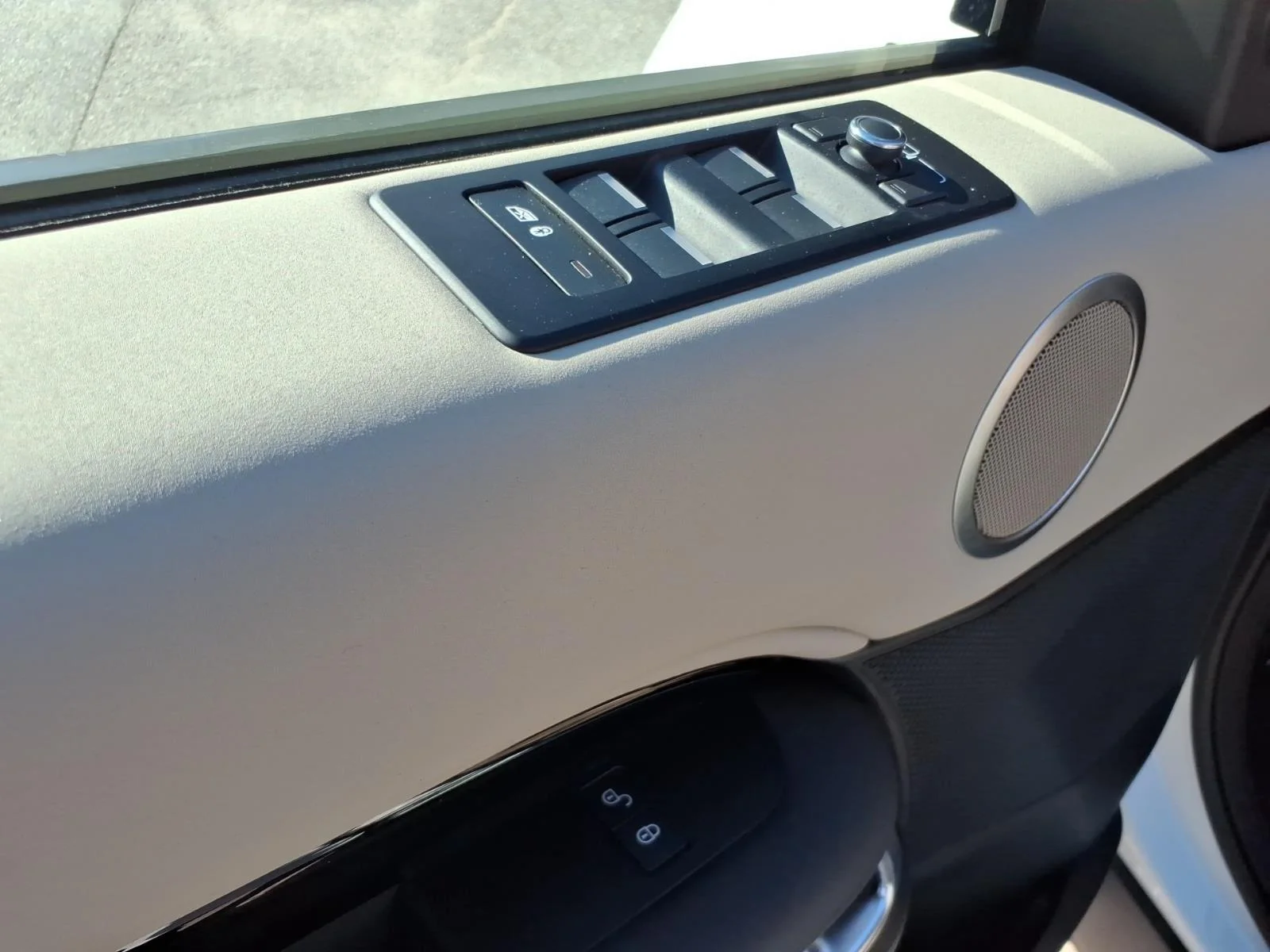 Used 2020 Fuji White Land Rover SE image 13