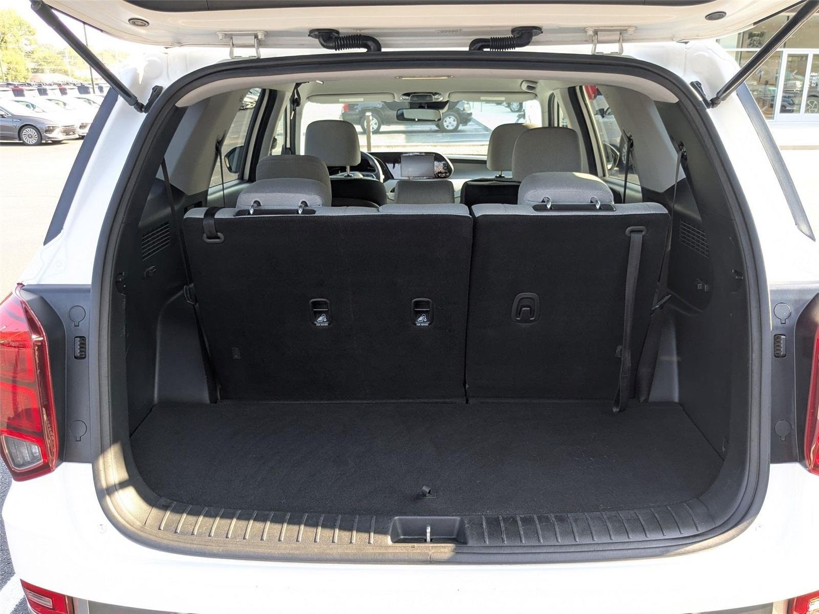 Used 2021 Hyper White Hyundai SE image 4