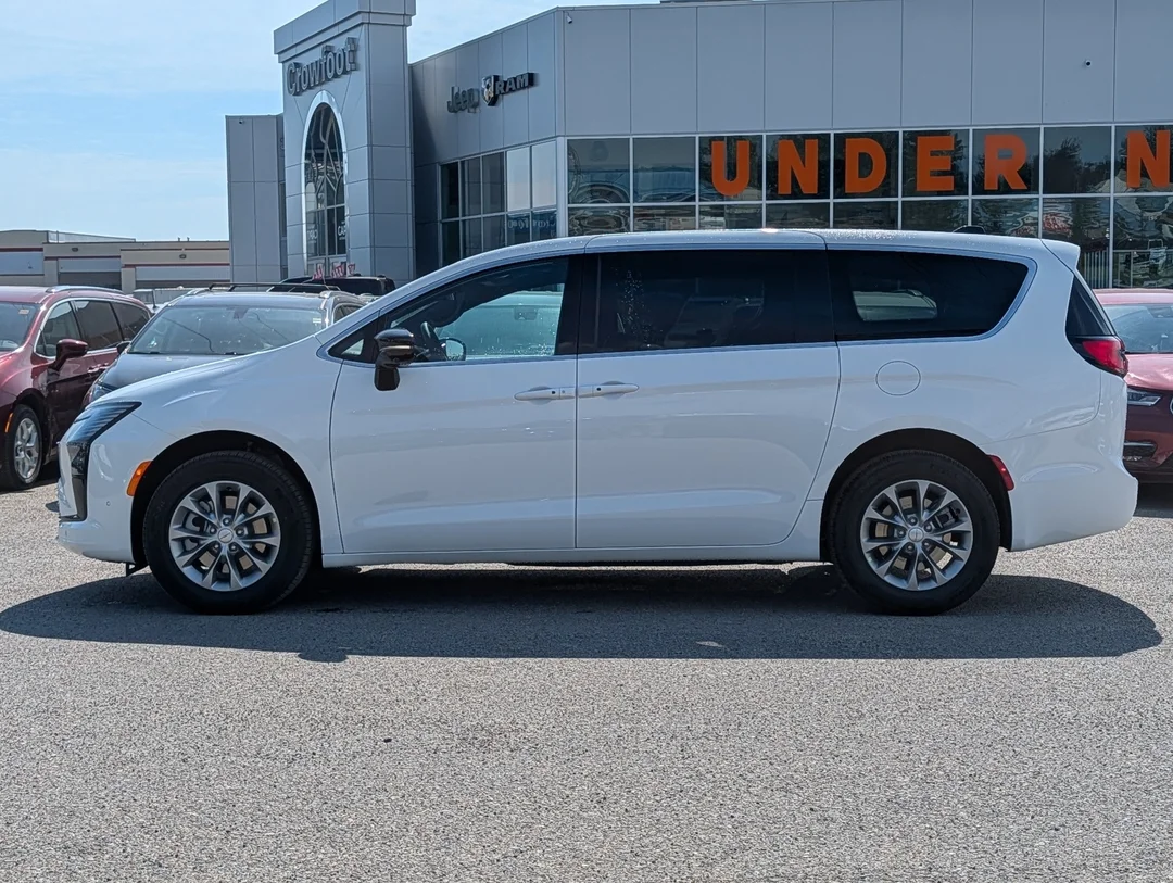 New 2027 White Chrysler Select - - AWD - 3.6L Pentastar V6 - Adaptive Cruise Control - Blind Spot Monitor & More! image 5