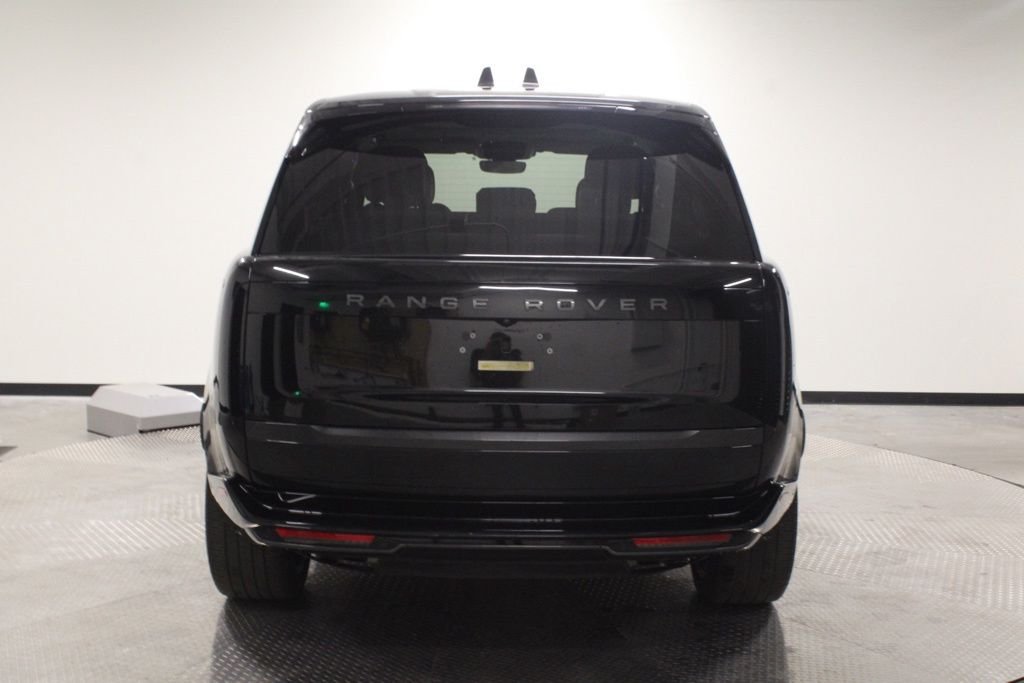 Used 2025  Land Rover SE image 6