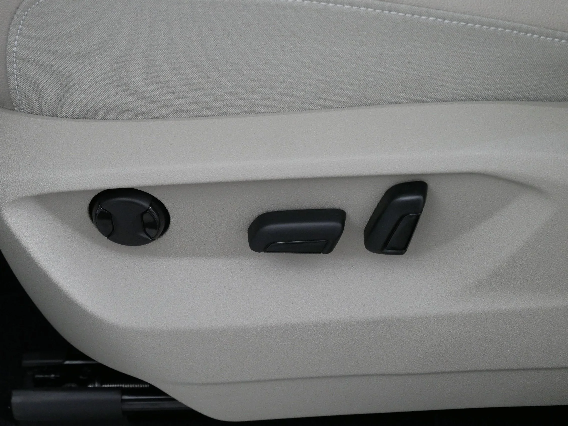 New 2026 Opal White Pearl Volkswagen 2.0T SE w/Technology image 21