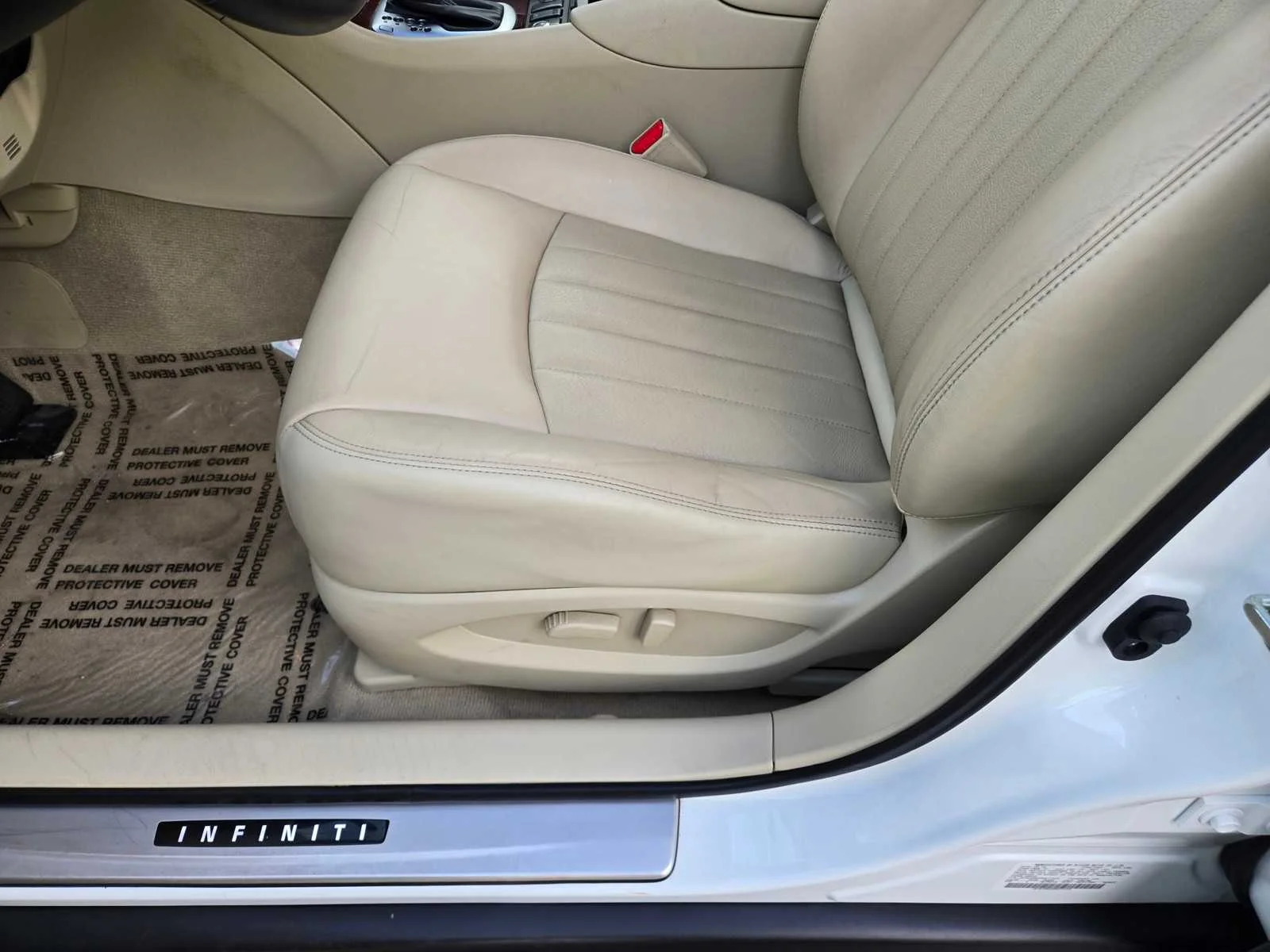 Used 2016  INFINITI  image 23