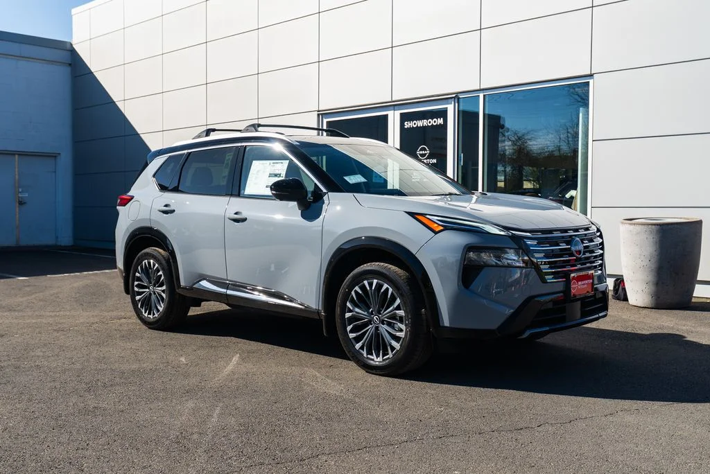 New 2026 Boulder Gray Pearl / Super Black Two-tone Nissan Platinum image 30