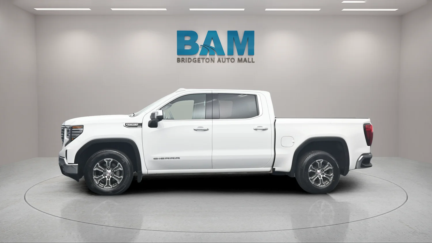 Used 2025 White GMC SLT image 5