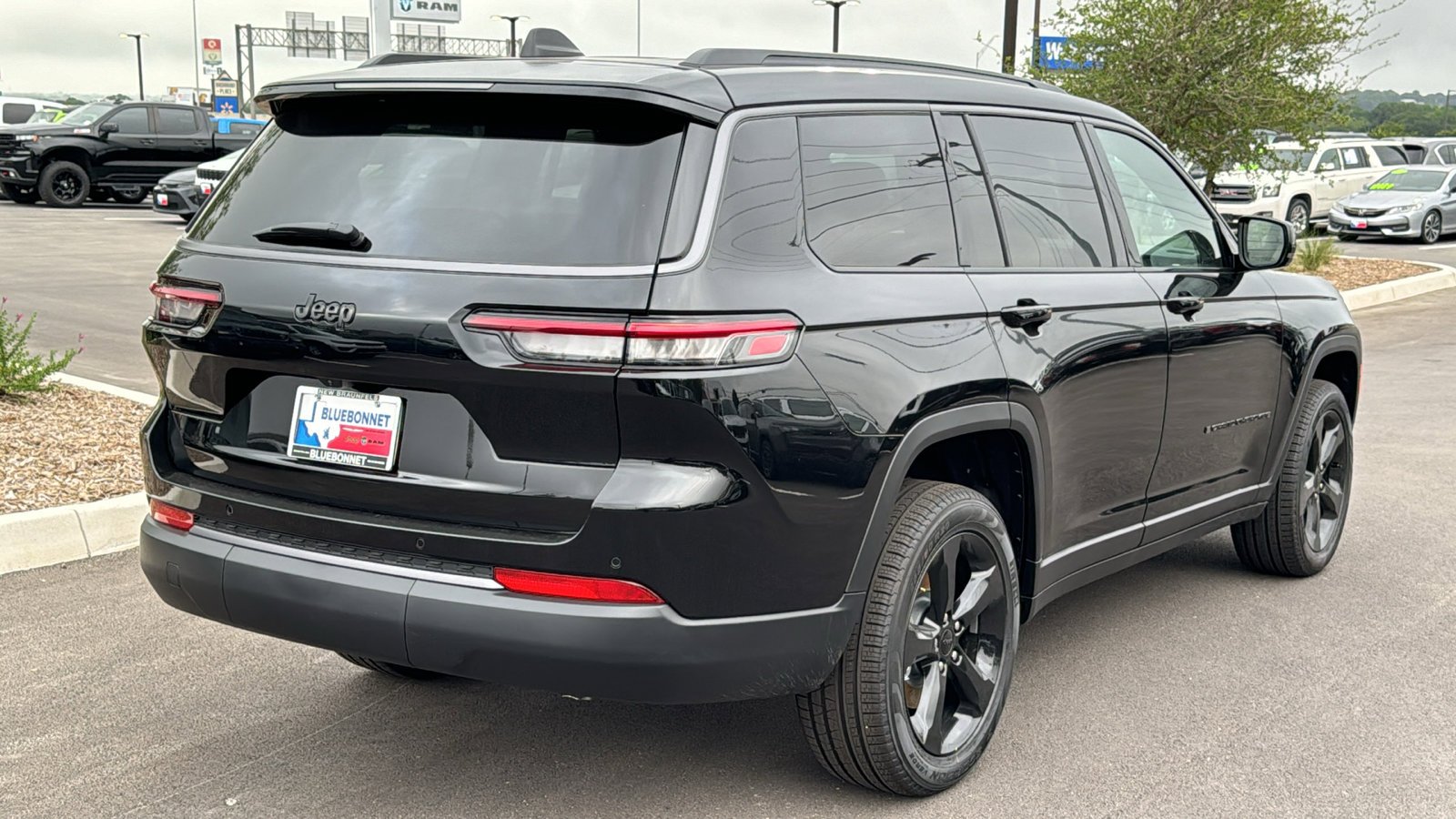 New 2026 Diamond Black Crystal Pearl-Coat Exterior Paint Jeep Limited image 5