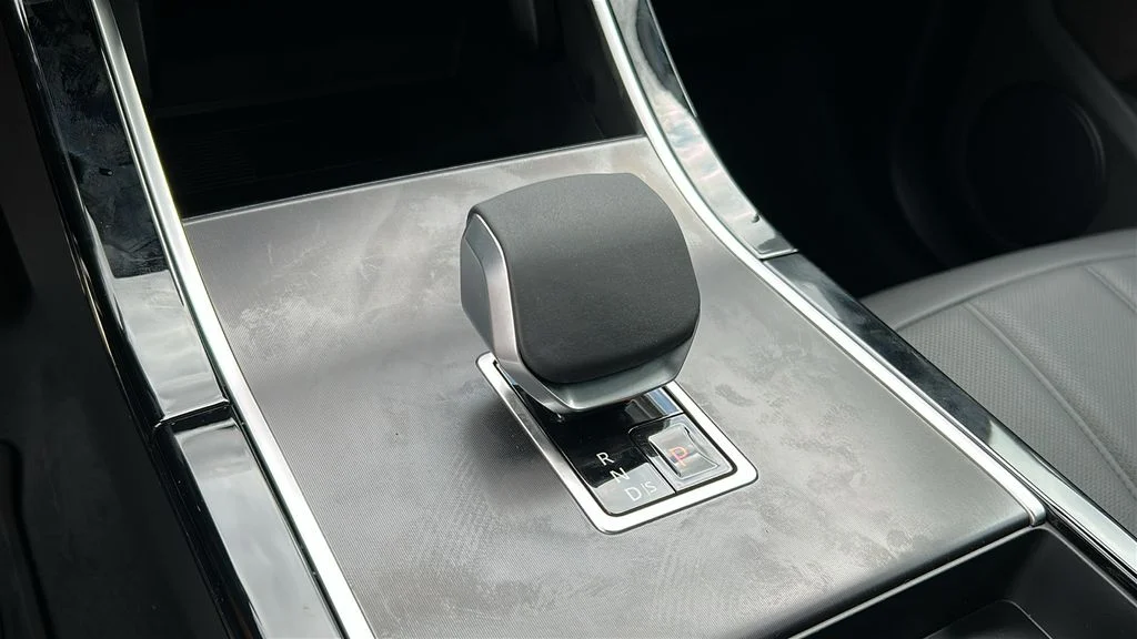 New 2026 White Land Rover Hoxton Edition image 20